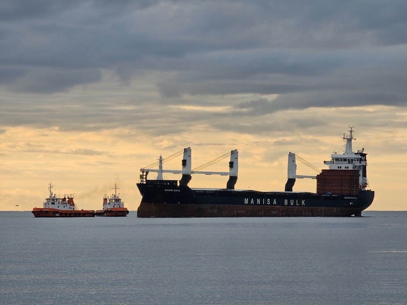 Ocean Montenegro tugs escorting the bulk carrier Manisa Bulk into the Port of Bar