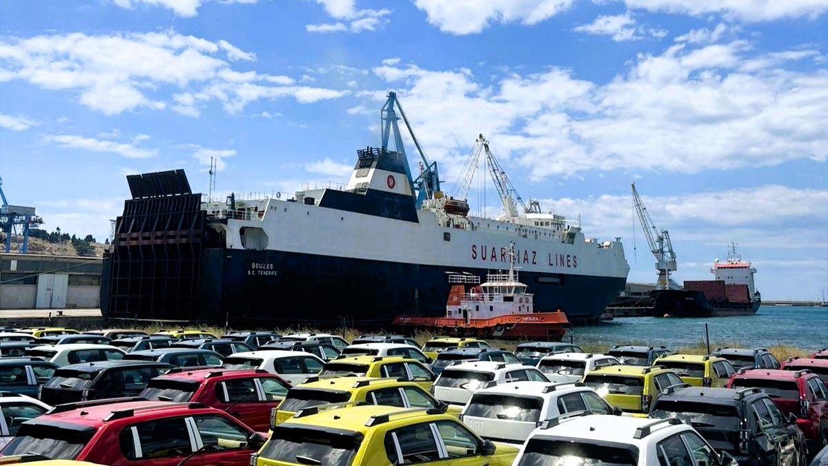 Tug Topolica alongside a ro-ro ship at the vehicle terminal in the Port of Bar