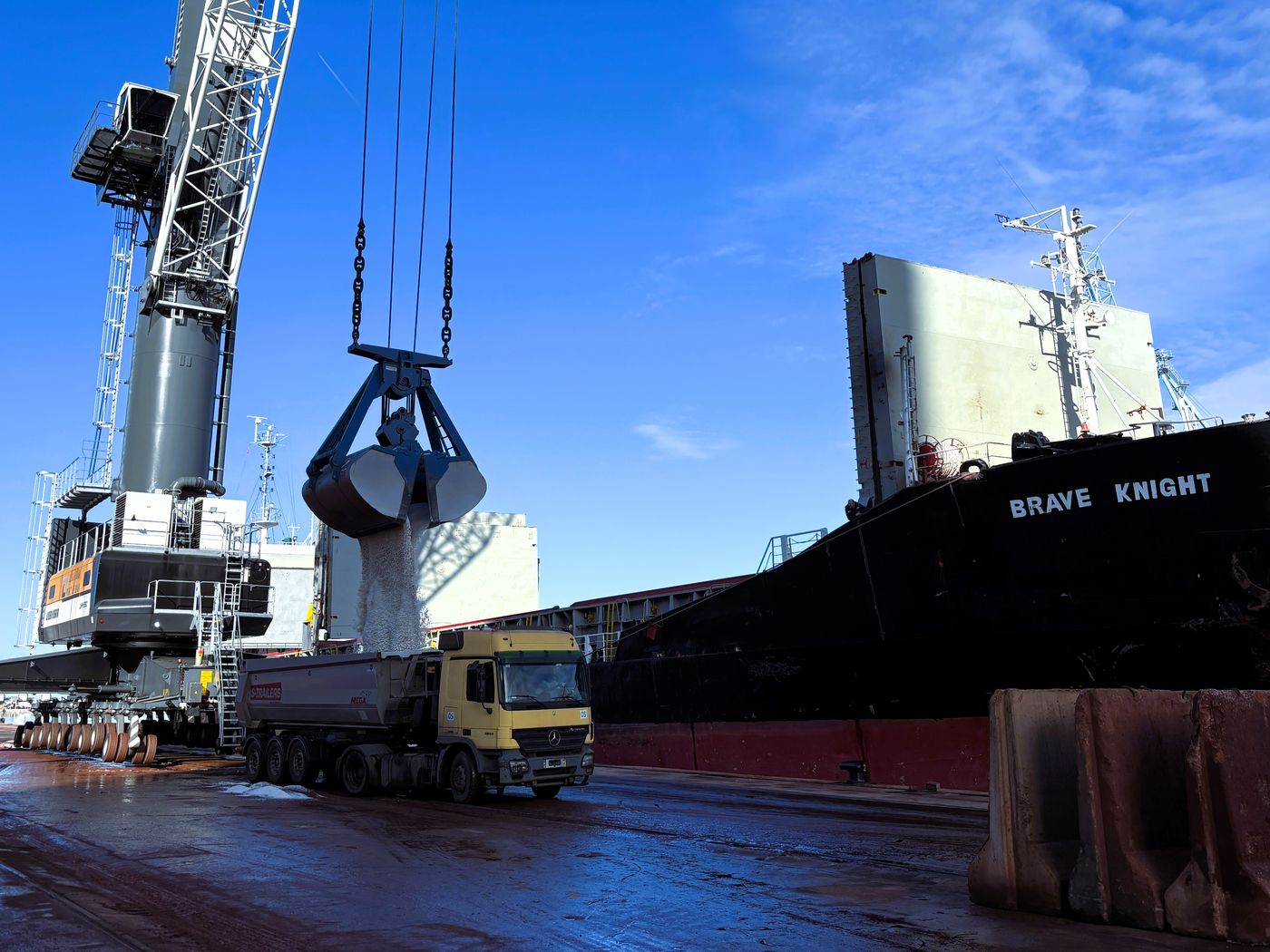 Unloading bulk cargo from the ship Brave Knight in the Port of Bar